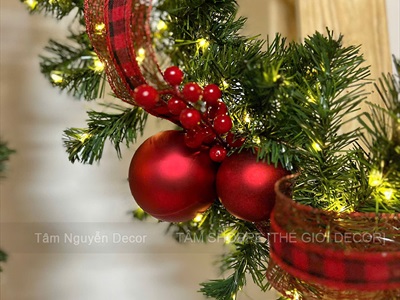 Dây lá thông Noel châu mờ ruy băng đỏ dài 3M [Bản lớn - Nhiều lá - Đèn đom đóm] DAYLA-04